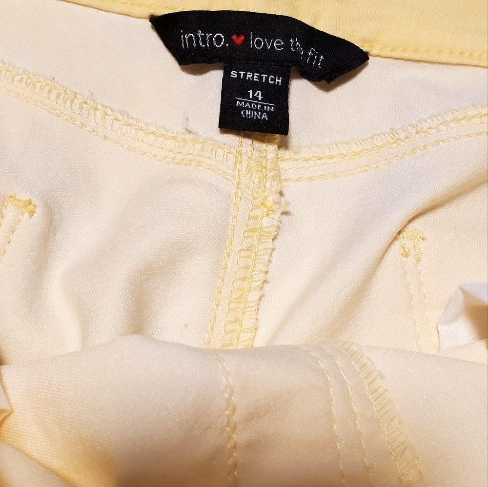 Simmering yellow stretch capris. - Picture 3 of 3